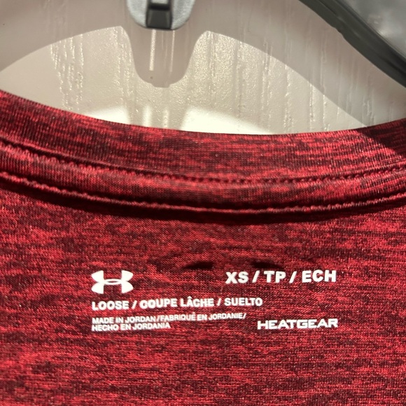 Under Armour Women's Maroon V-Neck Heatguard Dri Fit S/S Tee - Picture 3 of 4